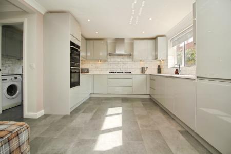 5 bedroom Detached house for sale in Dwyer Close, Syston, LE7