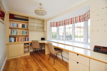 5 bedroom Detached house for sale in Dwyer Close, Syston, LE7