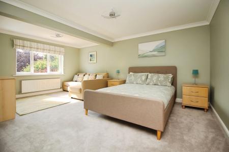 5 bedroom Detached house for sale in Dwyer Close, Syston, LE7