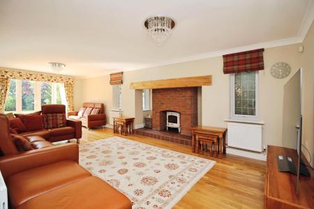 5 bedroom Detached house for sale in Dwyer Close, Syston, LE7