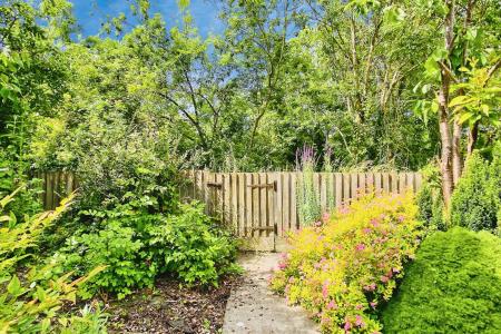 3 bedroom Semi-detached house for sale in Fieldgate Crescent, Birstall, LE4