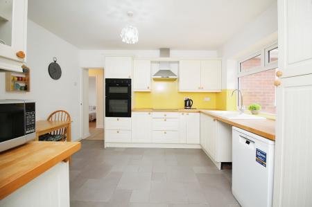 2 bedroom Detached bungalow for sale in Fosse Way, Syston, LE7