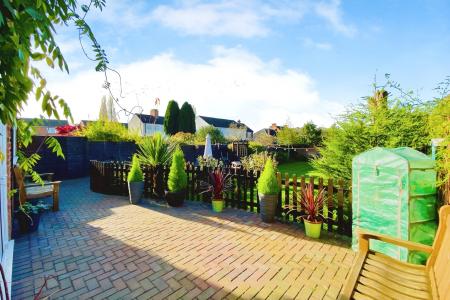 3 bedroom Detached house for sale in Fosse Way, Syston, LE7