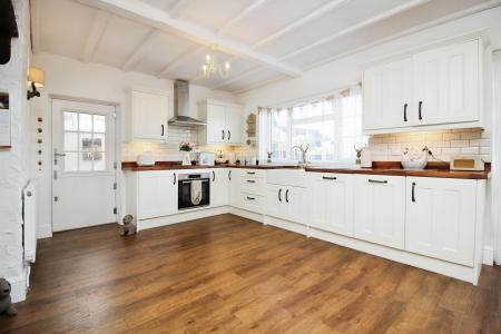 3 bedroom Detached house for sale in Fosse Way, Syston, LE7