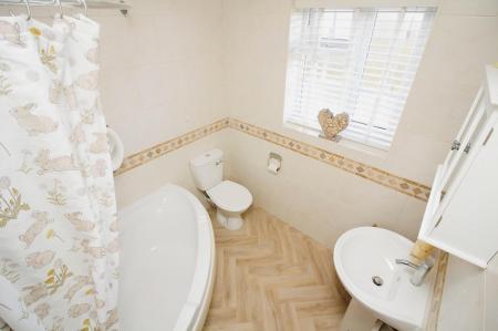 3 bedroom Detached house for sale in Fosse Way, Syston, LE7