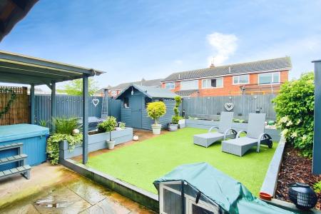 4 bedroom Semi-detached house for sale in Foxglove Close, East Goscote, LE7