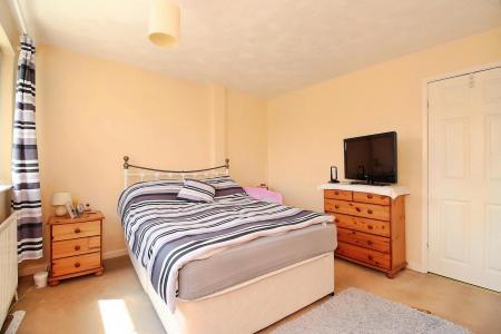 2 bedroom Semi-detached house for sale in Foxglove Close, East Goscote, LE7