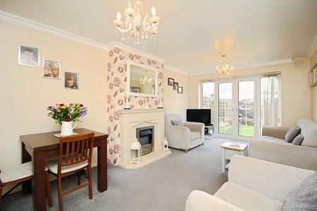 3 bedroom Terraced House for sale in Gardenfield Road, Thurmaston, LE4