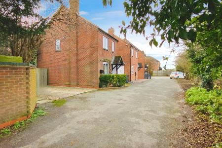 2 bedroom Link detached house for sale in Glebelands Road, Glebelands, Leicester, LE4