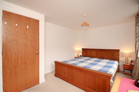 2 bedroom Semi-detached house for sale in Harston Lane, Leicester, LE4