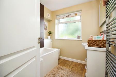 4 bedroom Detached house for sale in Hungarton Drive, Syston, LE7