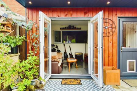 3 bedroom Terraced House for sale in Huntsmans Dale, East Goscote, LE7