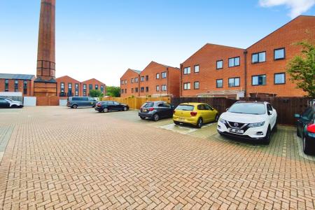 4 bedroom Town house for sale in Langton Way, Leicester, LE4