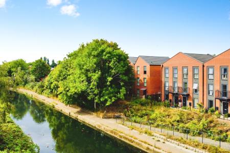 4 bedroom Town house for sale in Langton Way, Leicester, LE4