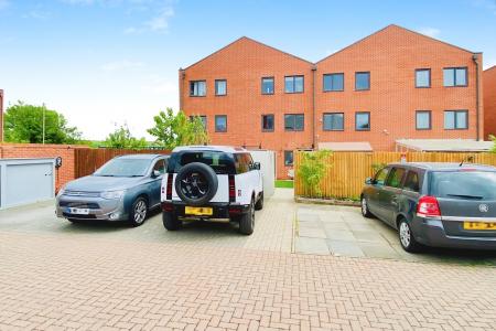 4 bedroom Town house for sale in Langton Way, Leicester, LE4