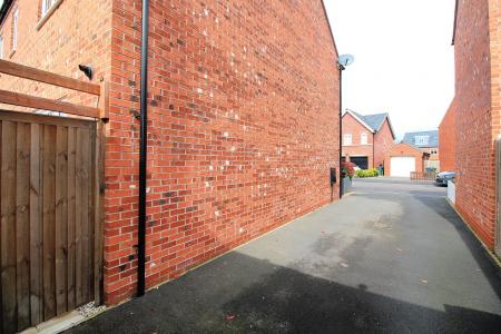 4 bedroom Detached house for sale in Linacre Crescent, Syston, LE7