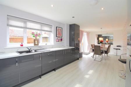 4 bedroom Detached house for sale in Linacre Crescent, Syston, LE7