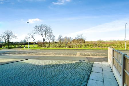 3 bedroom End of terrace house for sale in Long Furrow, East Goscote, LE7