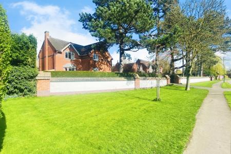 4 bedroom Detached house for sale in The Pinfold, Main Street, Queniborough, LE7