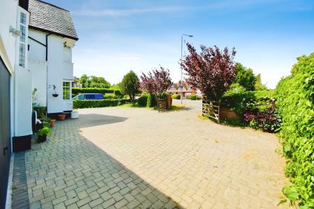 5 bedroom Detached house for sale in Melton Road, Syston, LE7