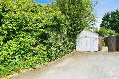 2 bedroom Semi-detached bungalow for sale in Melton Road, Thurmaston, LE4