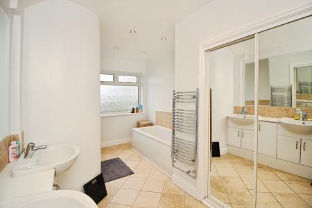 5 bedroom Semi-detached house for sale in Millstone Lane, Syston, LE7