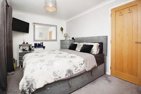 3 bedroom Semi-detached house for sale in Moorland Road, Syston, LE7