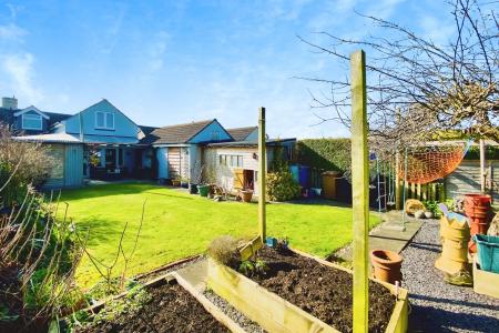 4 bedroom Semi-detached bungalow for sale in Mostyn Avenue, Syston, LE7