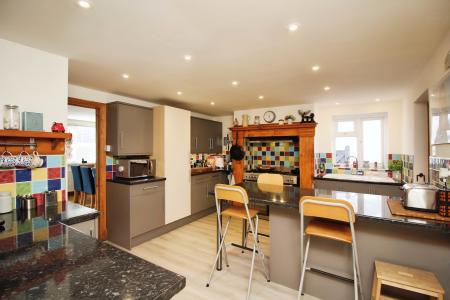 4 bedroom Semi-detached bungalow for sale in Mostyn Avenue, Syston, LE7