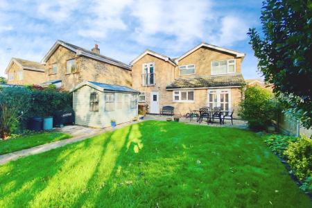 4 bedroom Detached house for sale in Oriel Drive, Syston, LE7
