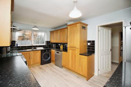 4 bedroom Semi-detached house for sale in Pembroke Avenue, Syston, LE7