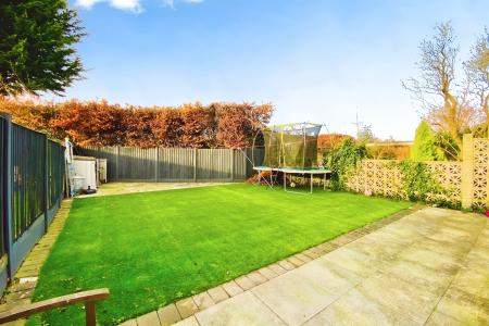 4 bedroom Semi-detached house for sale in Pembroke Avenue, Syston, LE7