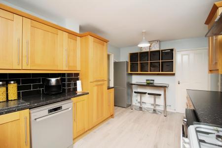 4 bedroom Semi-detached house for sale in Pembroke Avenue, Syston, LE7