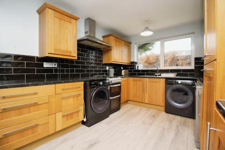 4 bedroom Semi-detached house for sale in Pembroke Avenue, Syston, LE7