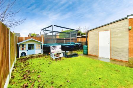 3 bedroom Detached house for sale in Pembroke Avenue, Syston, LE7