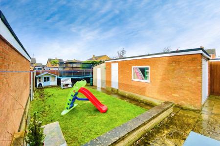 3 bedroom Detached house for sale in Pembroke Avenue, Syston, LE7