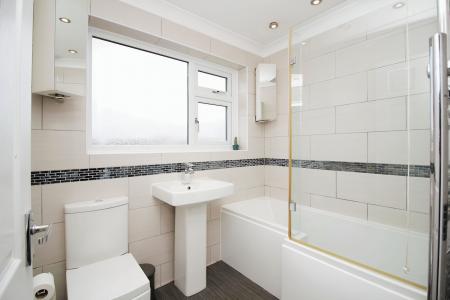 3 bedroom Detached house for sale in Pembroke Avenue, Syston, LE7