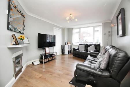 3 bedroom Detached house for sale in Pembroke Avenue, Syston, LE7