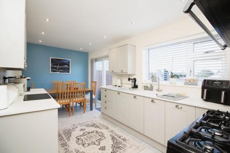 4 bedroom Semi-detached house for sale in Pembroke Avenue, Syston, LE7