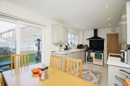 4 bedroom Semi-detached house for sale in Pembroke Avenue, Syston, LE7