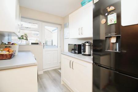 4 bedroom Semi-detached house for sale in Pembroke Avenue, Syston, LE7