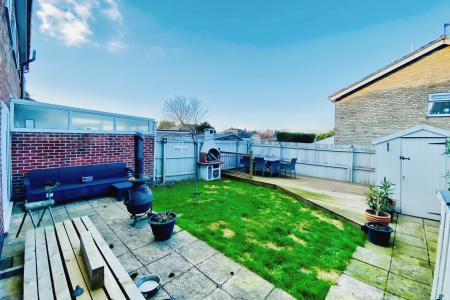 4 bedroom Semi-detached house for sale in Pembroke Avenue, Syston, LE7