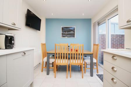 4 bedroom Semi-detached house for sale in Pembroke Avenue, Syston, LE7