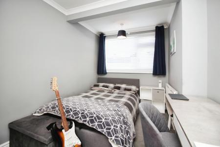 4 bedroom Semi-detached house for sale in Pembroke Avenue, Syston, LE7