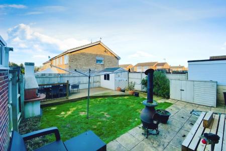 4 bedroom Semi-detached house for sale in Pembroke Avenue, Syston, LE7