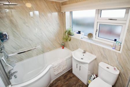 4 bedroom Semi-detached house for sale in Pembroke Avenue, Syston, LE7