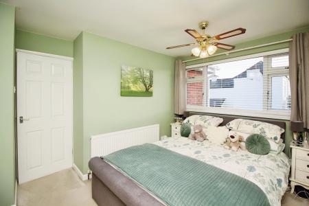 4 bedroom Semi-detached house for sale in Pembroke Avenue, Syston, LE7