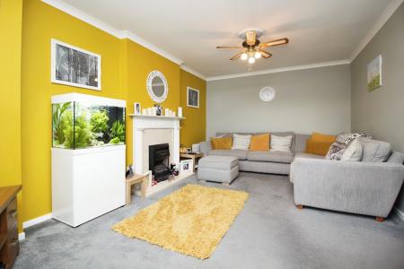 4 bedroom Semi-detached house for sale in Pembroke Avenue, Syston, LE7