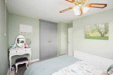 4 bedroom Semi-detached house for sale in Pembroke Avenue, Syston, LE7