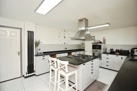 5 bedroom Detached house for sale in Priory Close, Syston, LE7